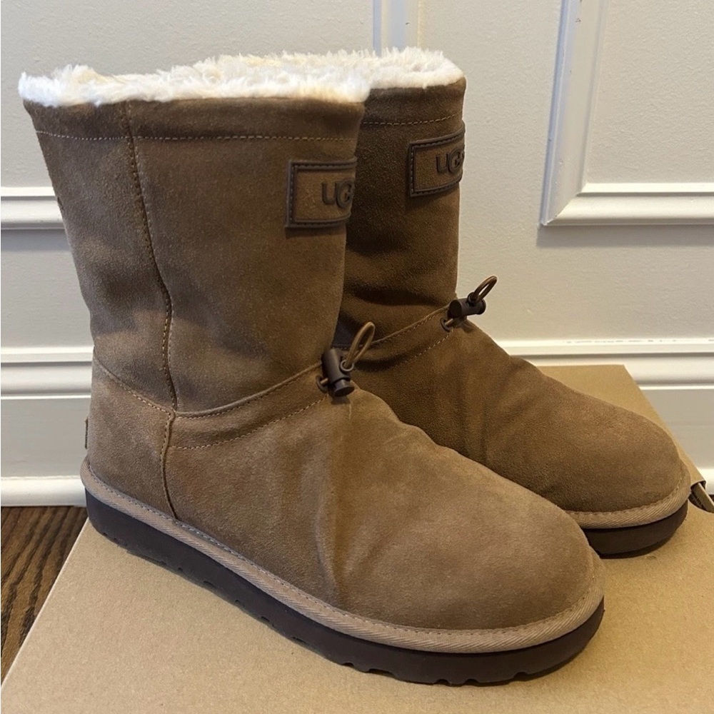 UGG Women’s Classic Short Toggle Bootie Chestnut Size 9